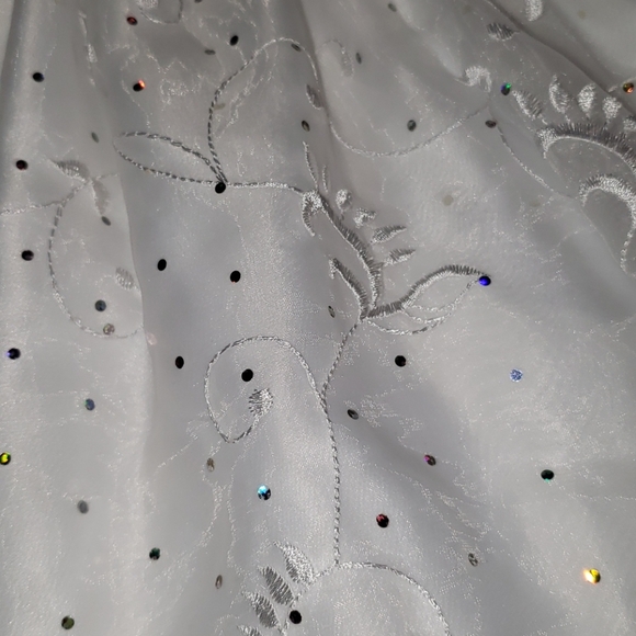 White 👗 - Picture 2 of 4